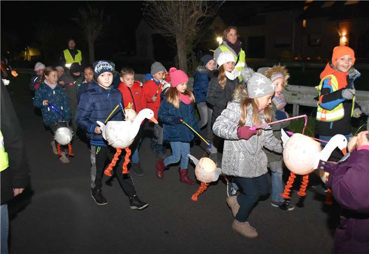 Sankt Martin hoch zu Ross führte den Lichterzug an Über 300 Kinder folgten dem Martinszug in Heimerzheim.
