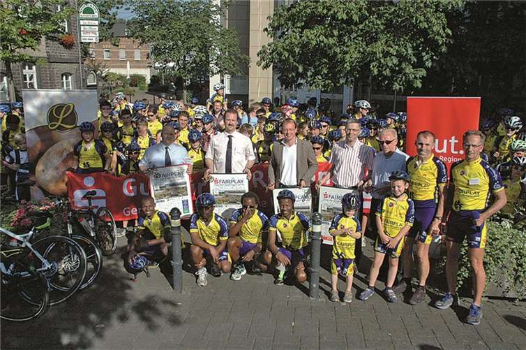 Über 300 Kinder und Jugendliche treten derzeit für ihre Partner in Ruanda in die Pedale.privat