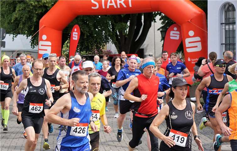 Über 300 Teilnehmer in allen Altersklassen starteten beim Sparkassenlauf „Rund um das Schloss“ des TV Engers. Fotos: FF