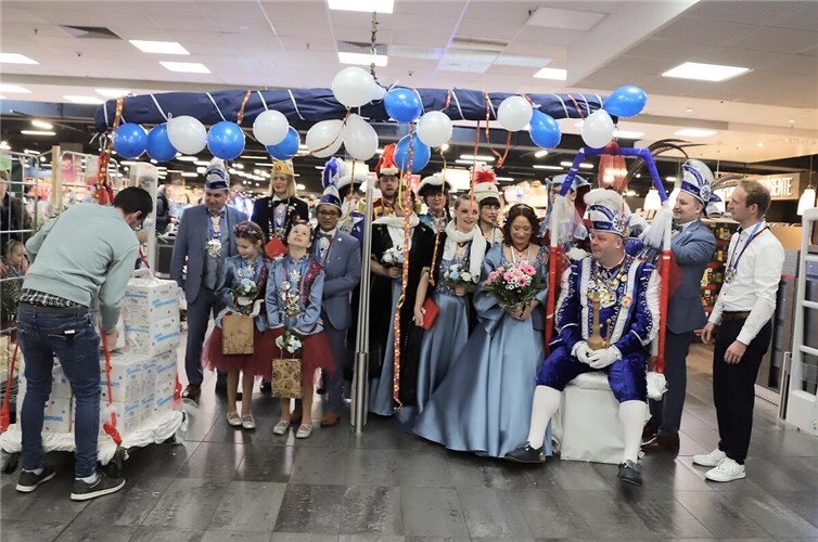 Über 300 kg Wurfmaterial kamen zusammen das an Rosenmontag vom Prinzenwagen geworfen wurde.Foto: WAMFO.DE