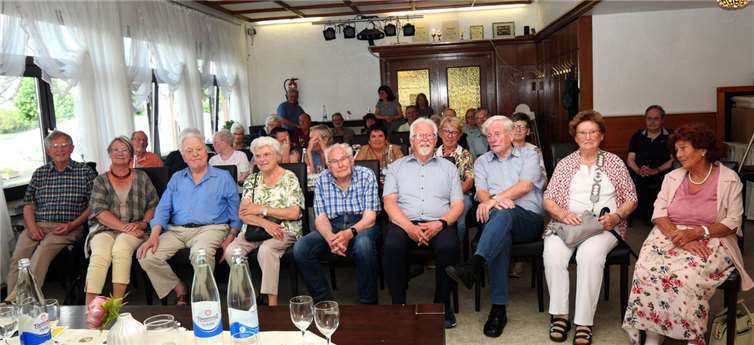 Über 40 Gäste fanden sich im Restaurant Aga ein, um unter Moderation des bekannten Koblenzer Heimatgeschichtlers Manfred Gniffke ihre persönlichen Erlebnisse oder die ihrer Eltern beizutragen. Fotos: Carl-Otto Vogt