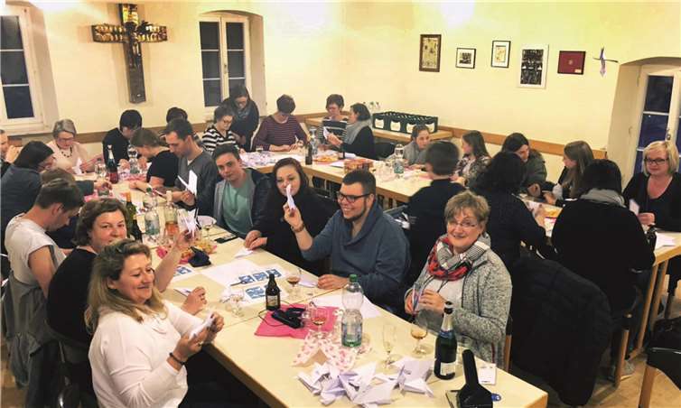 Über 40 Helfer hatten sich zum Falten der Friedenstauben am vergangenen Freitag im Thürer Pfarrheim eingefunden.FRE