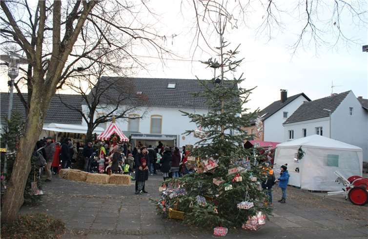 Über 40 Merler Familien beteiligten sich am gemeinsamen Schmücken der Weihnachtsbäume.