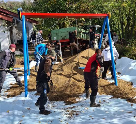 Über 40 Tonnen Sand und ca. 20 Kubikmeter Fallschutz wurden bewegt.