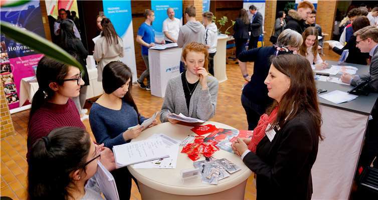 Über 40 Vertreter der heimischen Wirtschaft, verschiedener Behörden und weiterführender Schulen waren bei der 16. Berufsinfobörse „Schule trifft Wirtschaft“ zu Gast.Fotos: KG