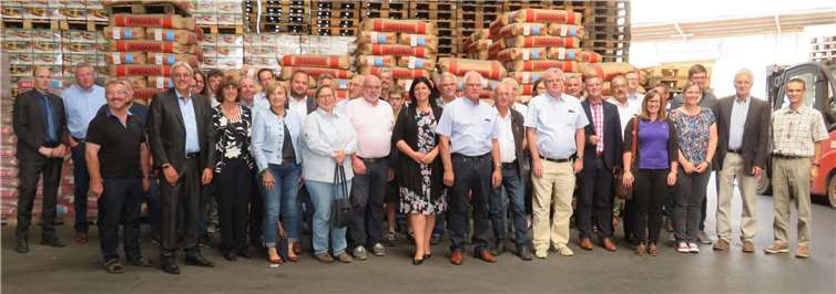 Über 40 Vertreterinnen und Vertreter aus Landwirtschaft, Handel, Politik und Medien folgten der Einladung zum jährlichen Erntegespräch „live vom Acker“ ins Andernacher RWZ-Agrarzentrum. Fotos: MKA