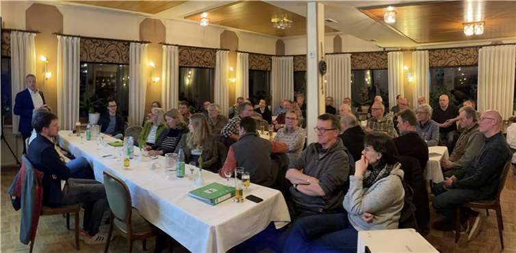 Über 40 ehrenamtliche Wegepaten aus der Verbandsgemeinde Rengsdorf-Waldbreitbach trafen sich zum Jahresauftakt im Restaurant Waldblick in Oberraden.  Foto: Florian Fark/Touristik-Verband Wiedtal e.V.