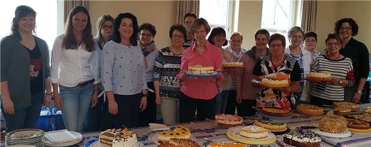 Über 40 selbstgebackene Kuchen und Torten wurden von Frauen aus der Ortsgemeinde gespendet.Foto: privat