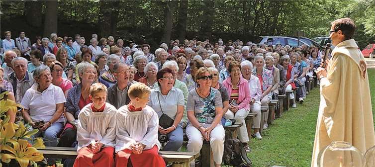 Über 400 Pilgerinnen und Pilger begrüßte Dechant Jörg Meyrer an der Schornkapelle. SES