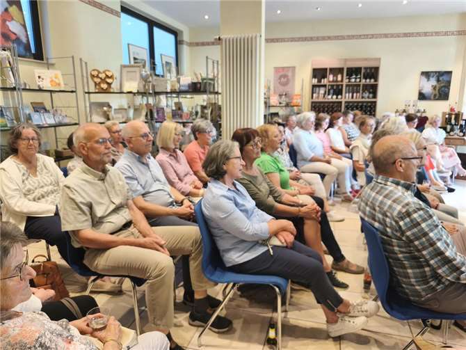 Über 50 Besucherinnen und Besucher lauschten der Autorin Katharina Prünte bei der ersten Lesung des Klosterbuchladens mit dem Motto „Geschichten, die bleiben – Lesungen auf dem Klosterberg“.