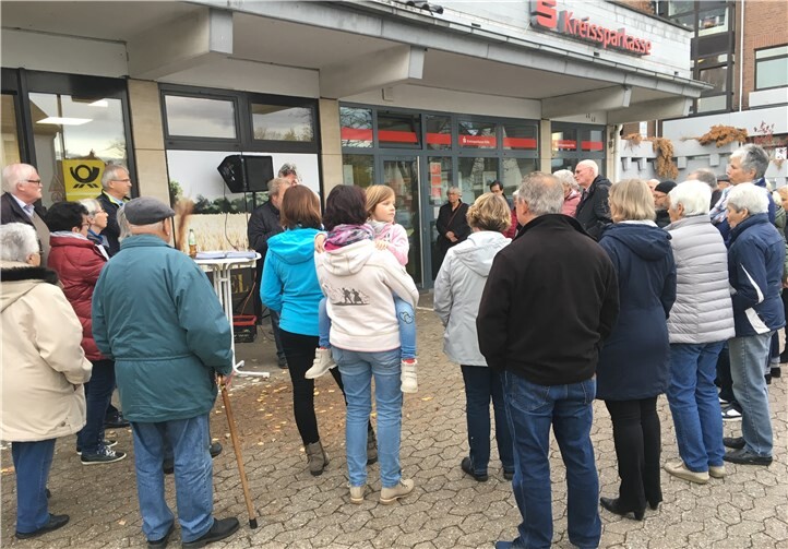 Über 50 Bürger kamen zur Filiale in Wormersdorf, um sich über die geplante Schließung zu informieren. privat