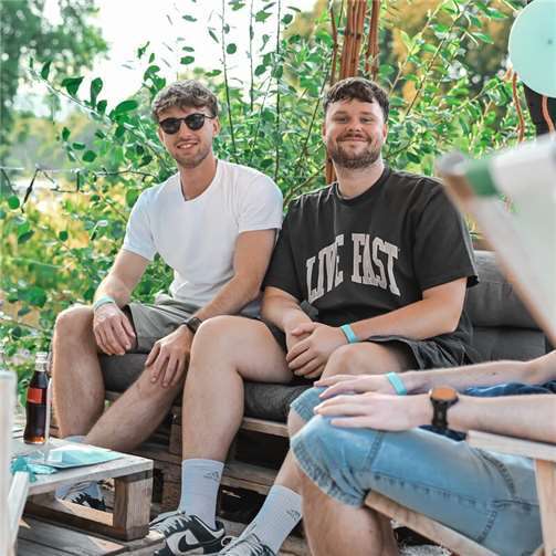 Sommerfeeling mit Teamspirit! Über 50 Kolleginnen und Kollegen nutzten die Gelegenheit, gemeinsam in lockerer Runde den Sommerabend ausklingen zu lassen.