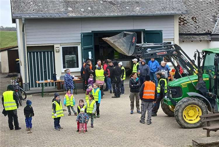 Über 50 Mackener von Jung bis Alt haben sich morgens am Bauhof eingefunden, um rund um Macken wieder für Ordnung und Sauberkeit zu sorgen. Was für eine Beteiligung. Fotos: Marco Kneip