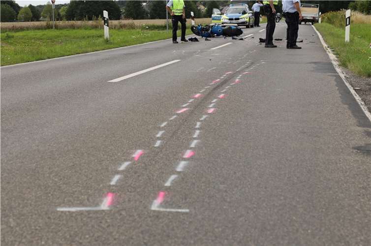 Über 50 Meter schleuderte das Motorrad noch, ehe der Fahrer und das zertrümmerte Krad zum Liegen kamen.