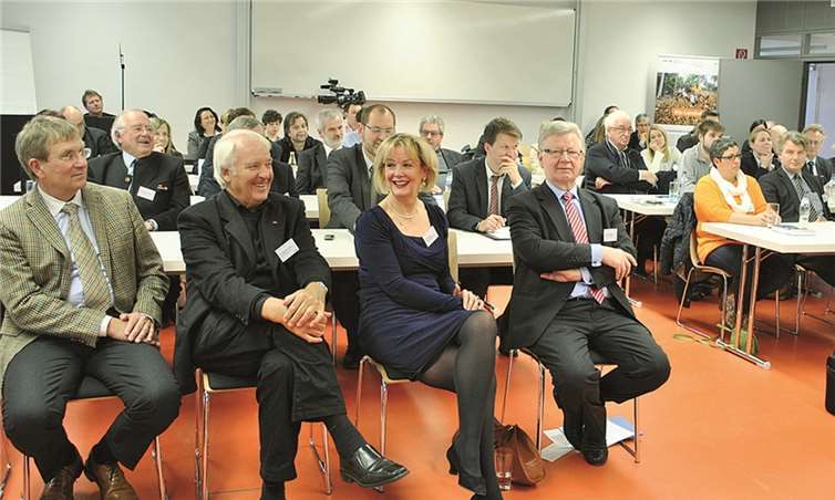 Über 50 Teilnehmer folgten der Einladung von BMZ und HwK Koblenz, darunter auch HwK-Ehrenpräsident Karl-Heinz Scherhag (vorne, 2. v. l.), und erhielten wertvolle Informationen aus erster Hand. privat