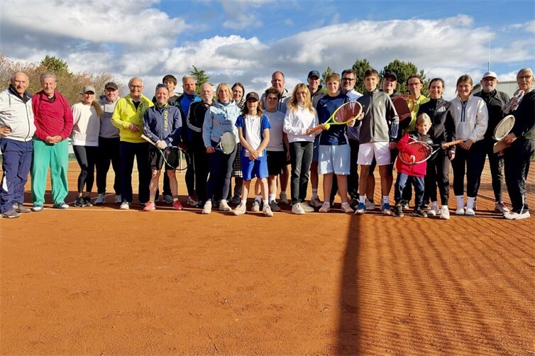 Über 50 Tennisfreunde trafen sich zum beliebten „Herbstlaubturnier“ des ATC.