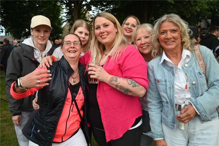 Über 500 Besucher strömten zur Veranstaltung „Jeck im Park“ mit der Gruppe „Spontan“. Fotos: SK
