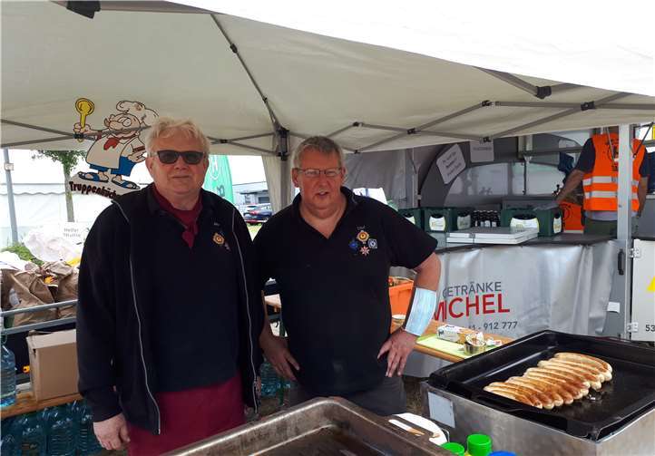 Über 500 Bratwürstchen waren im Gepäck.Foto: privat