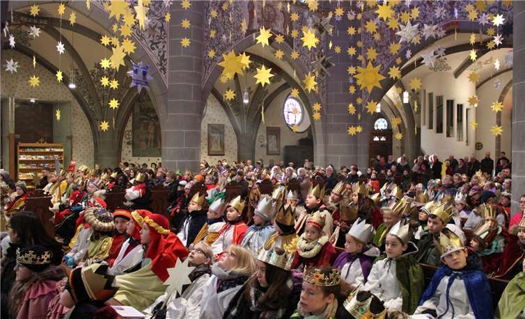 Über 500 Sternsinger aus dem gesamten Bistum Trier waren zum zentralen Aussendungsgottesdienst in die festlich geschmückte St.-Laurentius-Kirche in Ahrweiler gekommen. DU