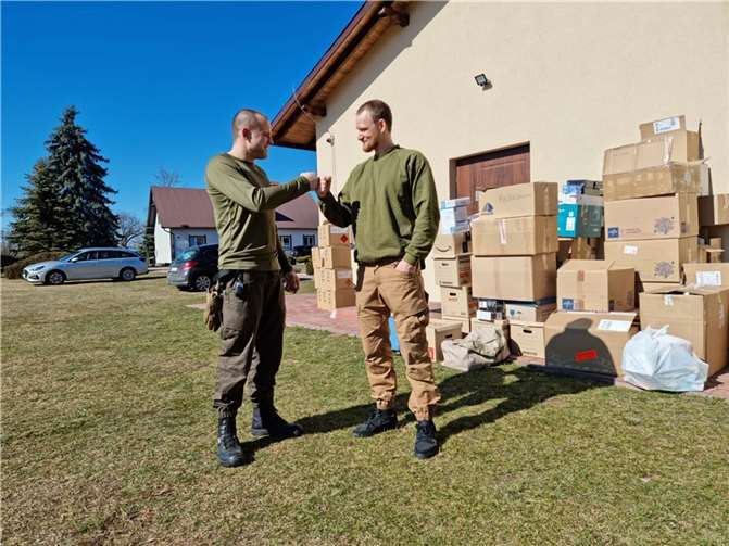Über 500 Tonnen an Hilfsgütern konnten Ralf Kubon (l.) und Maxim Poliakov mit ihrer Hilfsorganisation bereits in die Ukraine transportieren.  Foto: privat