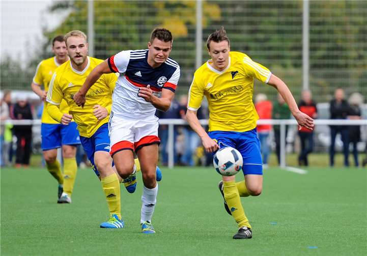 Über 500 Zuschauer sahen eine tolle Partie. Rassige Zweikämpfe und eine voll besetzte Tribüne sorgten für Derbyfeeling.. Daniel Schäfer
