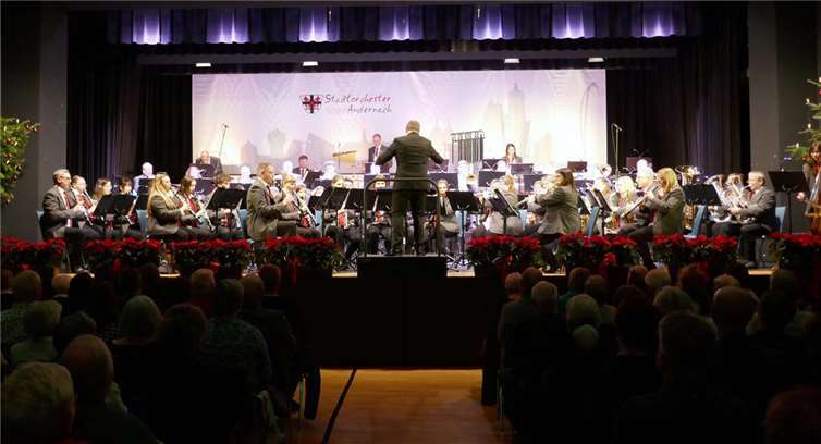 Über 60 Instrumentalisten zogen das Publikum in den Bann ihres Spiels.  Foto: Karl-Peter Schmelzeisen.