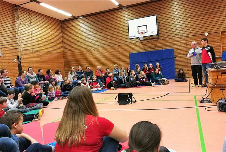 Über 60 Kinder und Eltern konnten bei der Jahresabschlussversammlung der Leichtathleten des TSV Moselfeuer Lehmen begrüßt werden.privat