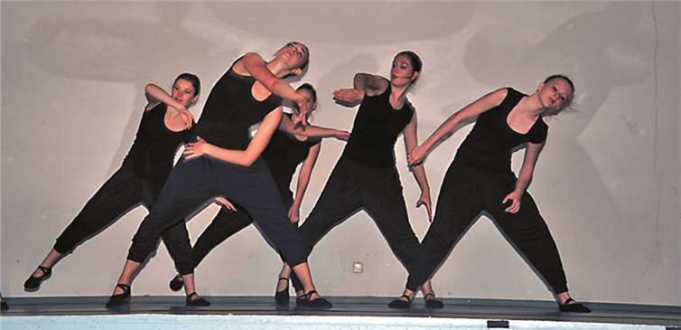 Über 60 Tänzerinnen zeigten das große Programm „Im Museum“. RÜ