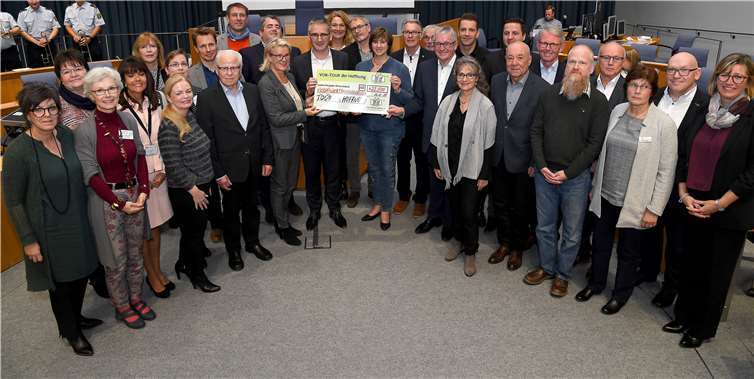 Über 600.000 Euro für hilfsbedürftige Kinder erradelte in diesem Jahr die „VOR-TOUR der Hoffnung“ insgesamt an Spendengeldern. Im rheinland-pfälzischen Landtag wurden die einzelnen Spendenschecks an die „TOUR der Hoffnung“ (bundesweite Unterstützung von Krebs-Forschungsinstituten) sowie an eine Vielzahl an rheinland-pfälzische Einrichtungen überreicht. Landtag Rheinland-Pfalz/Kristina Schäfer