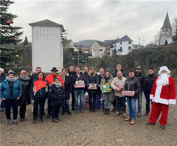 Über 650 Geschenke wurden an die Bürgerinnen und Bürger von Schuld verteilt.