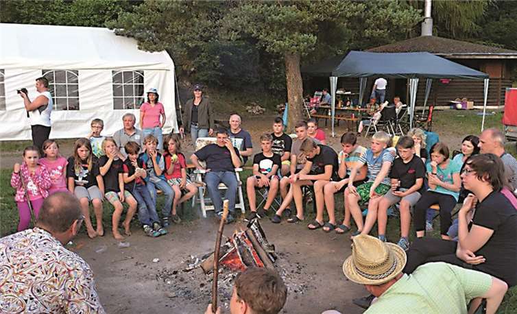 Über 70 Mitglieder trafen sich auf dem Waldsportplatz in Weibern, um gemeinsam zu feiern.privat