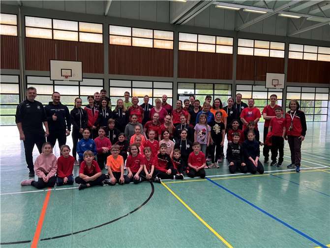 Über 70 Sportlerinnen und Sportler absolvierten ihre Leistungen für das Sportabzeichen.  Foto: Stephan Marker