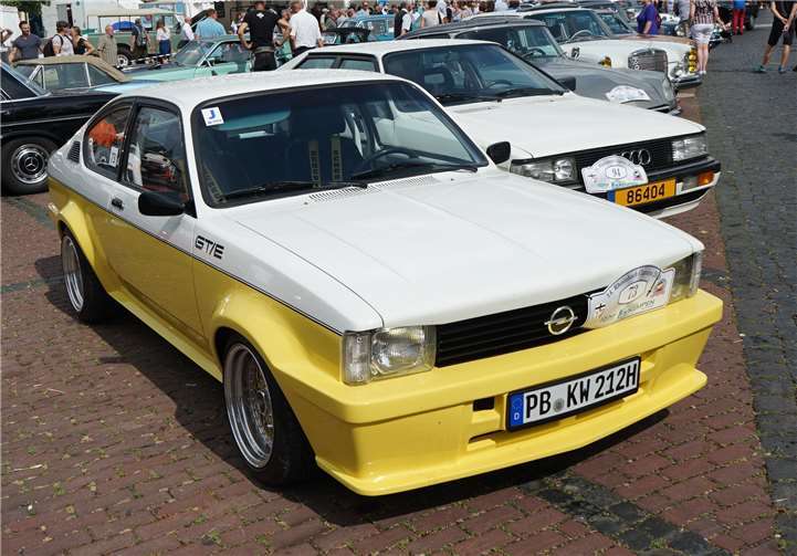 Über 700 Junge und alte Oldtimer waren in der ganzen Stadt zu bewundern. Fotos: -EICH-