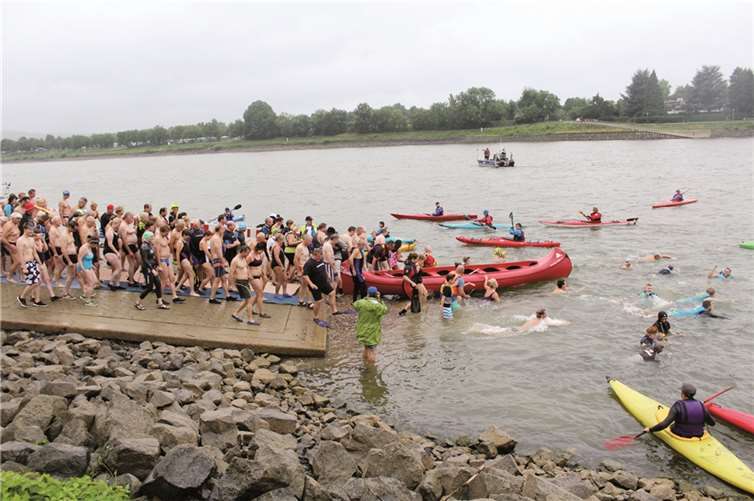 Über 750 Rheinschwimmer ließen sich am Sonntag trotz wenig einladenden Wetters das Bad in den Wellen des Flusses nicht entgehen, das zum 22. Mal von der Erpeler Nato-Rampe zum Clubhaus des Kanu-Clubs startete. DL