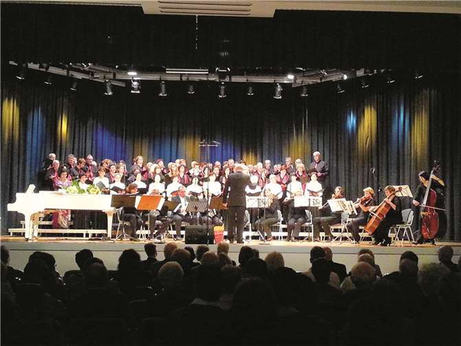 Über 80 Chormitglieder singen gemeinsam die „Ode an die Freude“.Susanne Didi