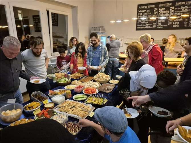 Über 80 Gäste nahmen die Angebote beim Interkulturellen Abend im JUKZ wahr.  Foto: Nasstaran Houshmand / Stadtverwaltung Lahnstein