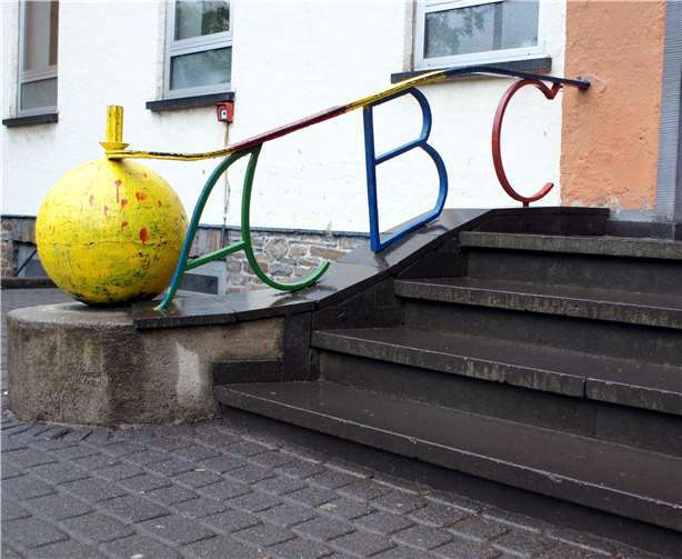 Über 80 Jahre hatte das „ABC“ seinen Standort am Eingangsbereich des alten Schulgebäudes, das 2015 abgerissen wurde. Generationen von Schülern stellten sich auf den Stufen vor dem markanten Schriftzug zum Klassenfoto auf.Fotos: KH