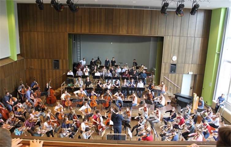 Über 90 Musikerinnen und Musiker des BJO beeindruckten mit rhythmischer Präzision und Intonationssicherheit das junge Publikum im Eichendorff-Gymnasium.privat