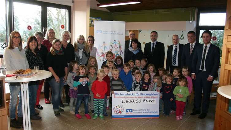 Über Bücherschecks durften sich die Vertreterinnen der zehn Kindergärten und Kindertagesstätten in der Verbandsgemeinde Brohltal freuen, die von der Bürgerstiftung der Volksbank RheinAhrEifel durch die Filialleiter Michael Lenz, Helmut Reuter, Jochen Nett sowie Teamleiter Privatkunden Benjamin Kopp (v.l.) übergeben wurden, worüber sich auch Ortsbürgermeister Eugen Schmitt und die Beigeordnete der VG Brohltal, Elisabeth Dahr (Bildmitte) freuten. - WK -