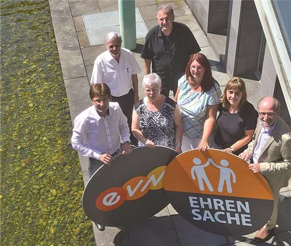 Über Bürgermeister Georg Hollmann (r.) und Berthold Nick von der EVM (l.) erhielten die Vorsitzenden von Kolpingfamilie und zwei Fördervereine je 1000 Euro. HEP