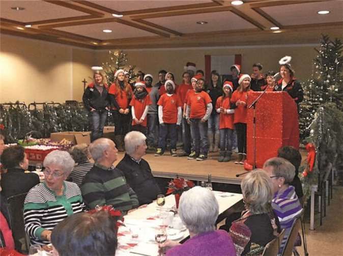 Über Geschenke und Plätzchenteller freuten sich die Senioren sehr.  Privat