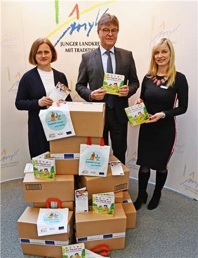 Über Hunderte Lesestart-Sets der Stiftung Lesen für Kita-Kinder freuen sich der Erste Kreisbeigeordnete Burkhard Nauroth sowie Bildungskoordinatorin Beata Kobylarz-Winn (links) und Elisabeth Feilzer, Fachberaterin für Sprachförderkitas.Foto: Kreisverwaltung / Morcinek