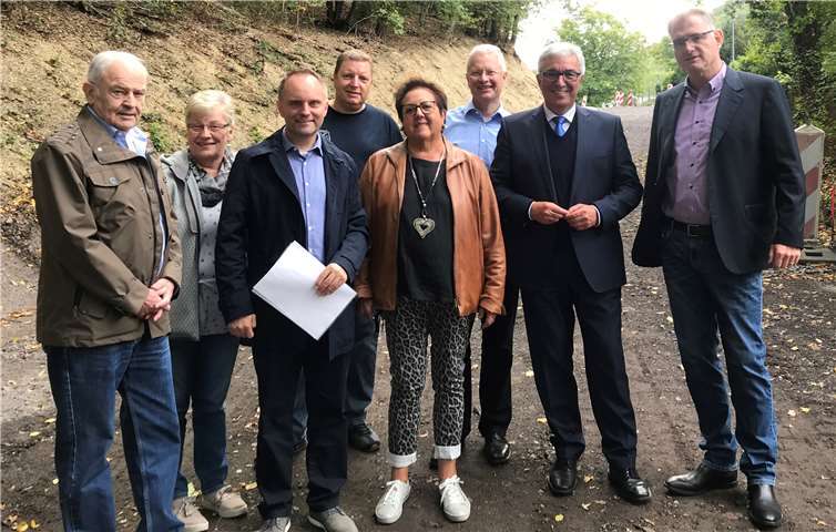 Über Jahre hatte die Kreis-SPD – unterstützt von MdL Roger Lewentz (2. v. r.) – den Ausbau der K 67 unterstützt und begleitet. Foto: privat