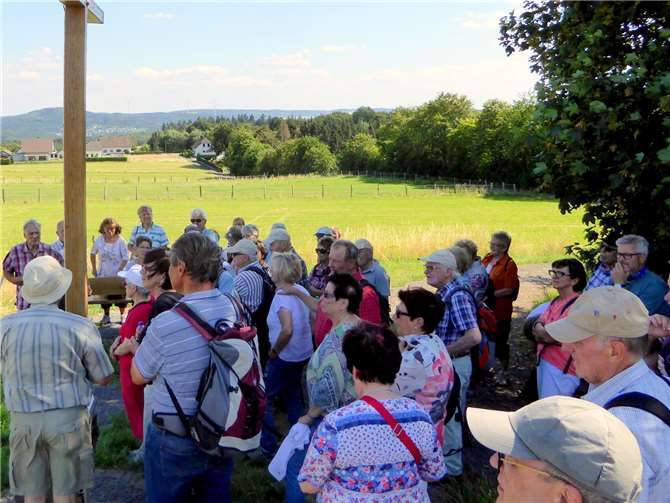 Über Nachtsheim gibt ein „Gipfelkreuz“ (500 m) den Blick frei für den weiteren Weg.- PRESS -