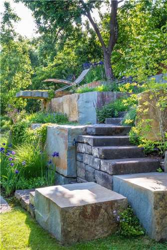 Über Natursteine und an großen Gehölzen vorbei führt der Weg direkt in die Entspannung, beweist Peter Berg, nachhaltig arbeitender Gartendesigner aus Westum, beim Event am 30. Juni. Foto: Peter Berg