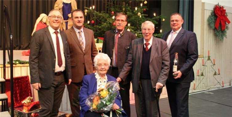 Über Präsente konnten sich Anna Maria Nachtsheim und Franz Josef Saftig als älteste Teilnehmer des Festes freuen.  privat