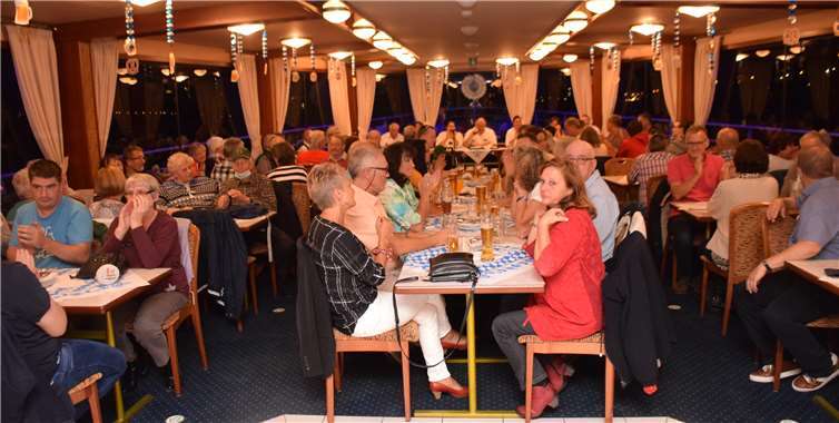 Über achtzig Mitglieder waren der Einladung auf das Schiff gefolgt.