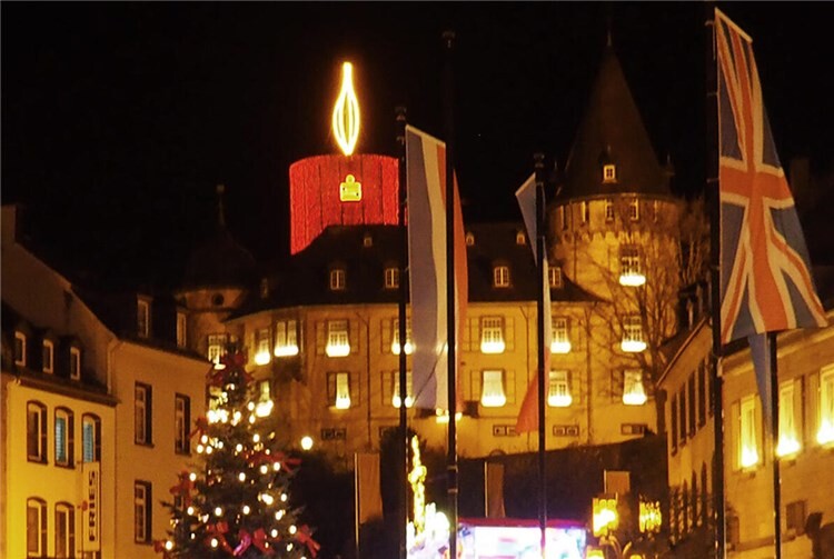 Über allem erstrahlte die leuchtende Burgkerze.