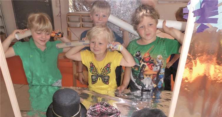 Über das Becher-Telefon begannen die Kinder, miteinander zu kommunizieren. privat