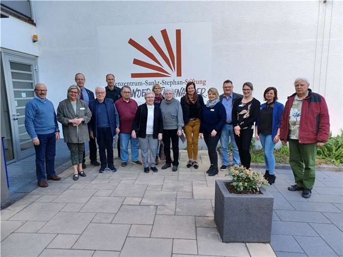 Über das Betreuungs- und Pflegeangebot des Altenzentrums Sankt Stephan informierte sich der Seniorenbeirat der Stadt Andernach bei seinem Besuch in der Einrichtung. Von links: Richard Hens, Carmen Mitscher (Vorstandsvorsitzende Altenzentrum Sankt Stephan), Richard Welter (Vorsitzender des Seniorenbeirates), Rudi Bannert, Thomas Weber (Altenzentrum), Roland Hagel, Gisela Schmitz, Barbara Köpping, Sonja Martau, Edeltrud Zimmermann, Anna Jost (Altenzentrum), Heribert Zins, Diana Petrek und Tamara Bischel (Altenzentrum) Peter Roth. Foto: Altenzentrum-Sankt-Stephan-Stiftung